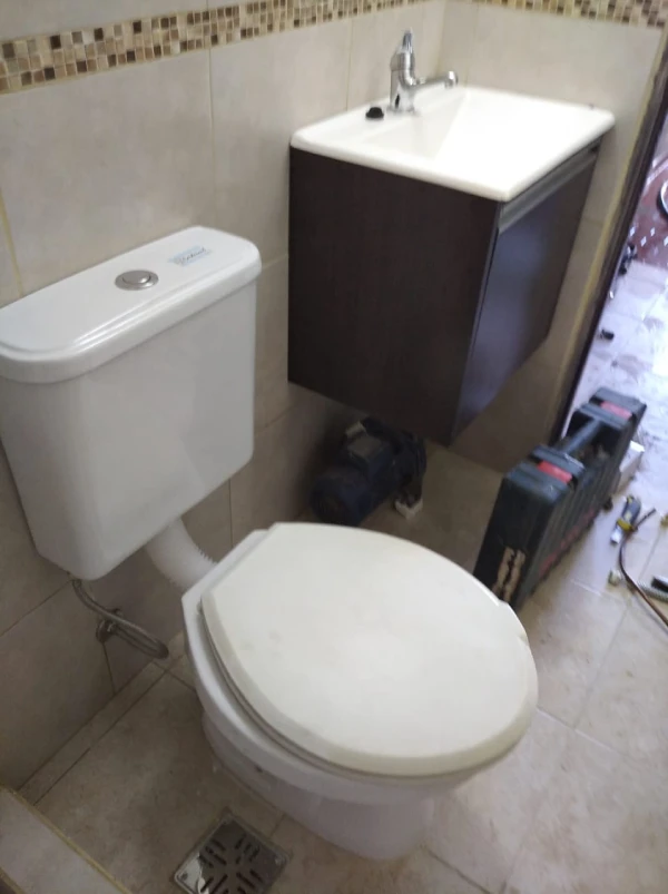 Instalación de sanitarios en baño